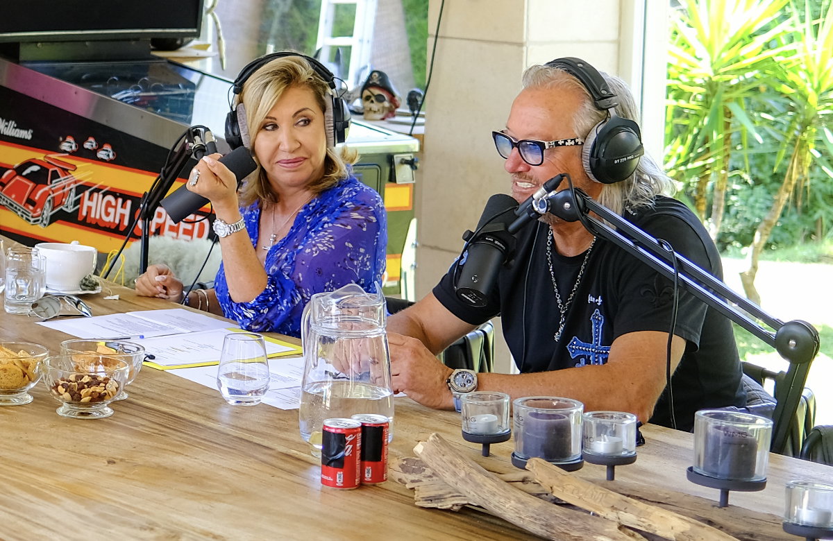 Robert und Carmen Geiss podcasten am Tisch für "1 plus 1 – Freundschaft auf Zeit"