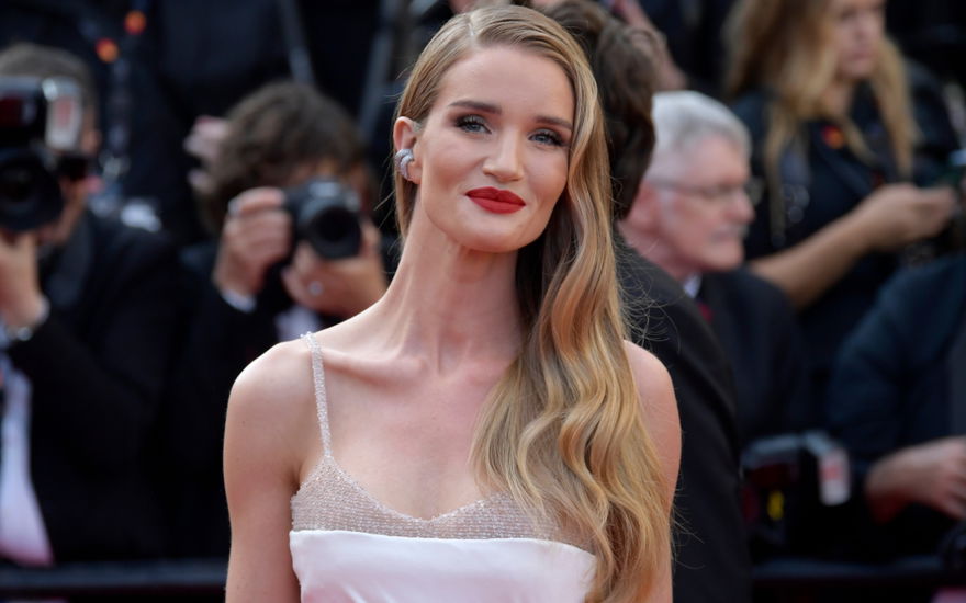 Rosie Huntington-Whitley mit Parfum
