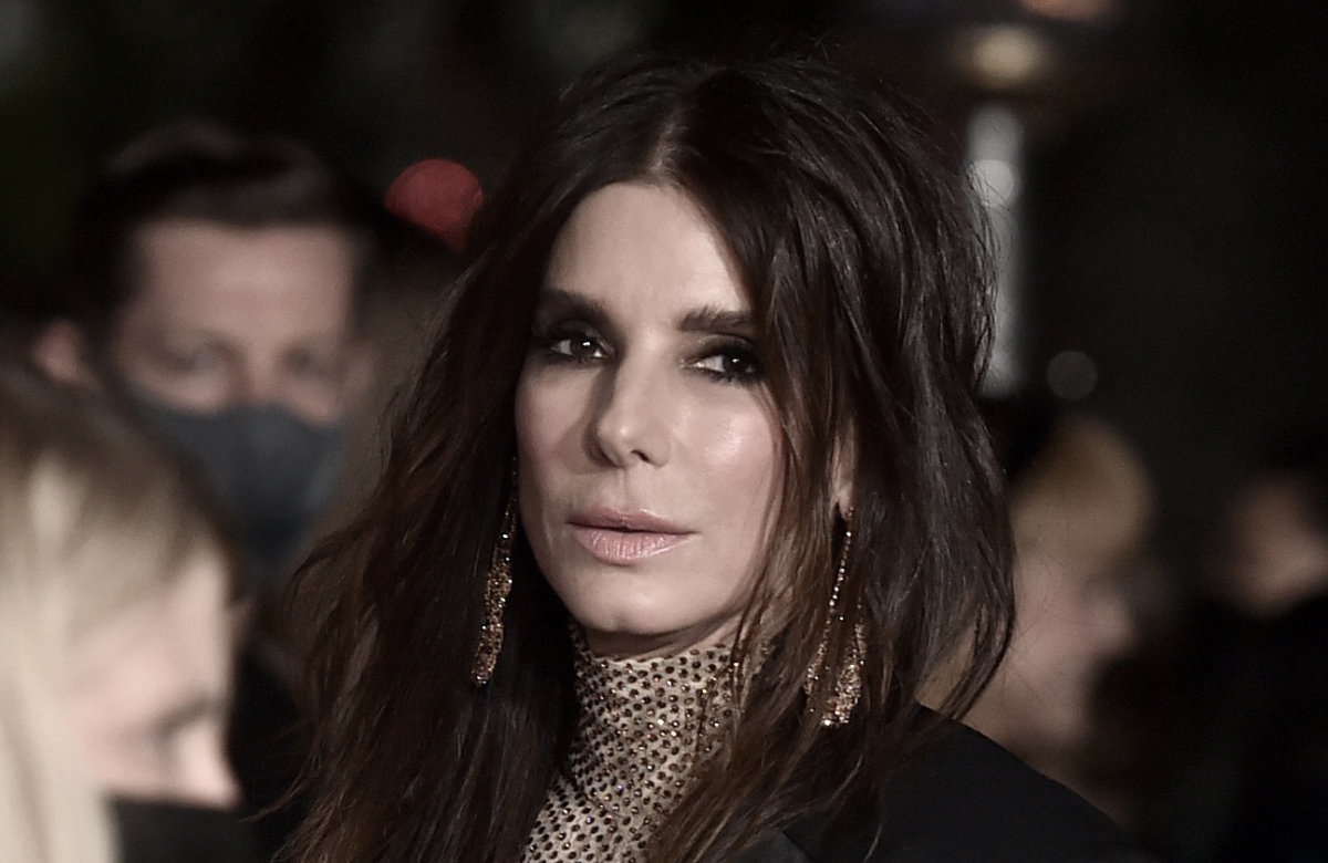 Sandra Bullock schaut traurig.