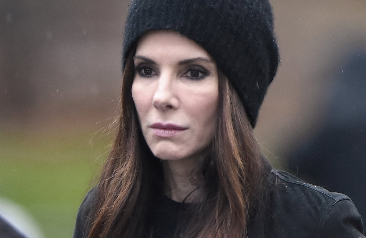 Sandra Bullock guckt traurig