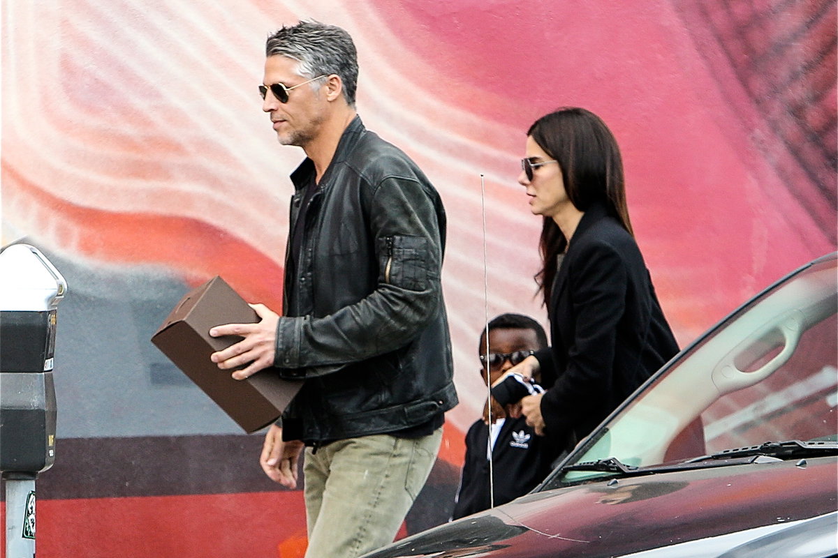 Bryan Randall und Sandra Bullock laufen durch die Stadt