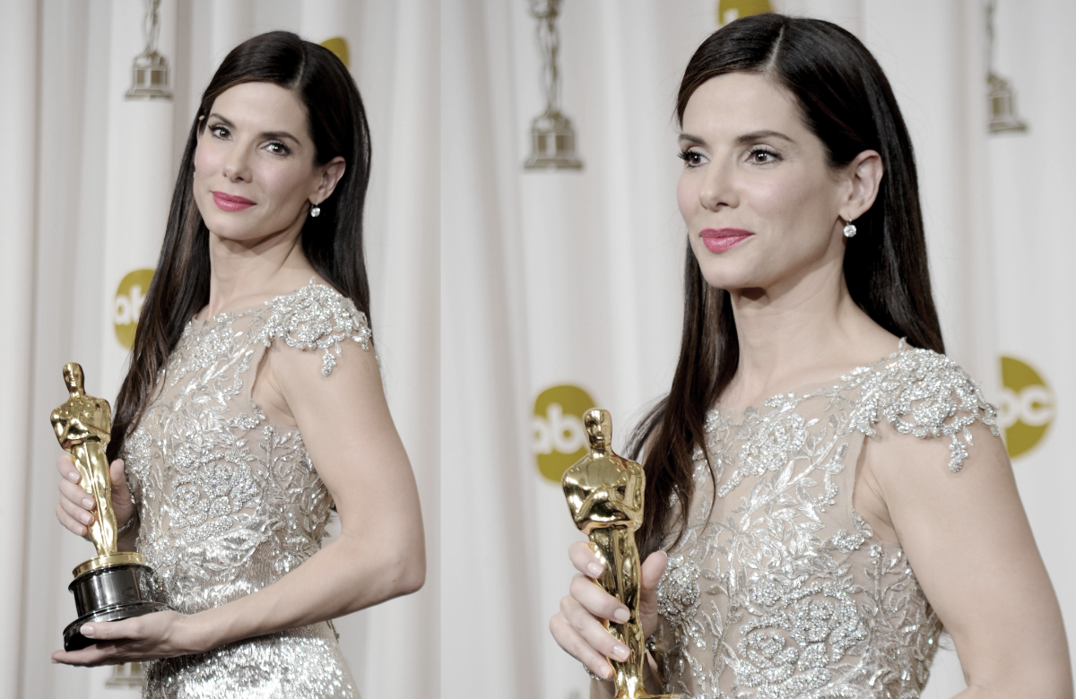 Sandra Bullock posiert mit dem Oscar für "The Blind Side"