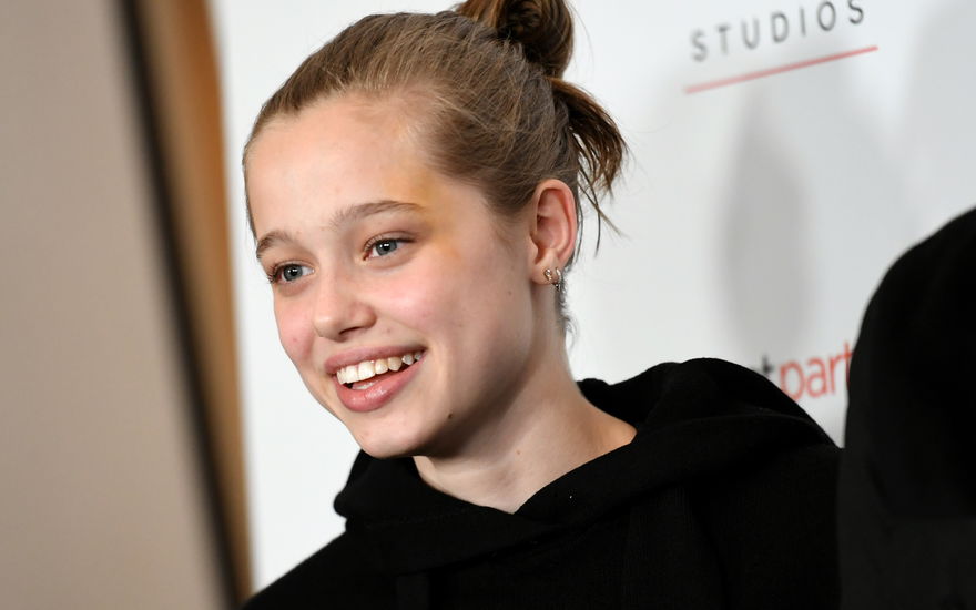 Shiloh Jolie-Pitt lächelt