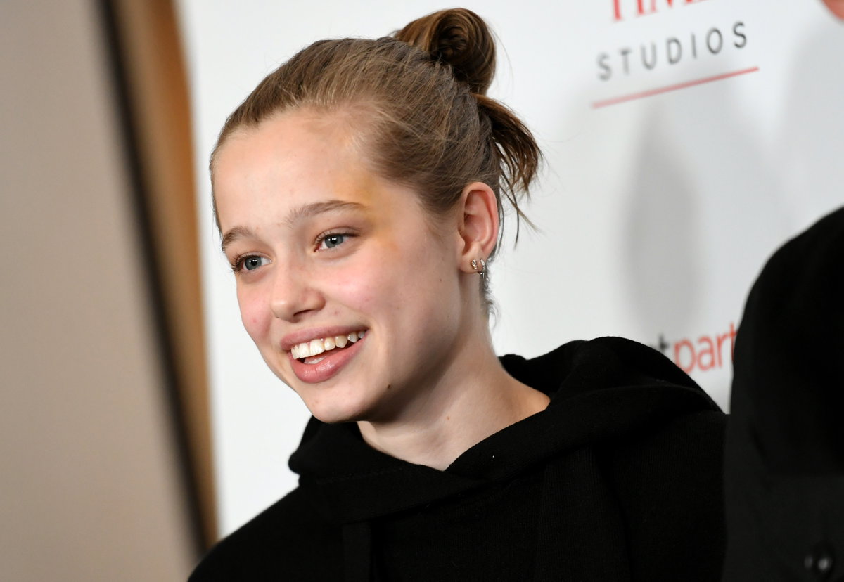 Shiloh Jolie-Pitt lächelt