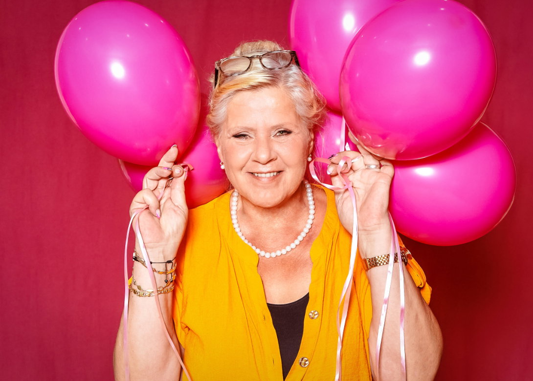 Silvia Wollny mit Luftballons glücklich