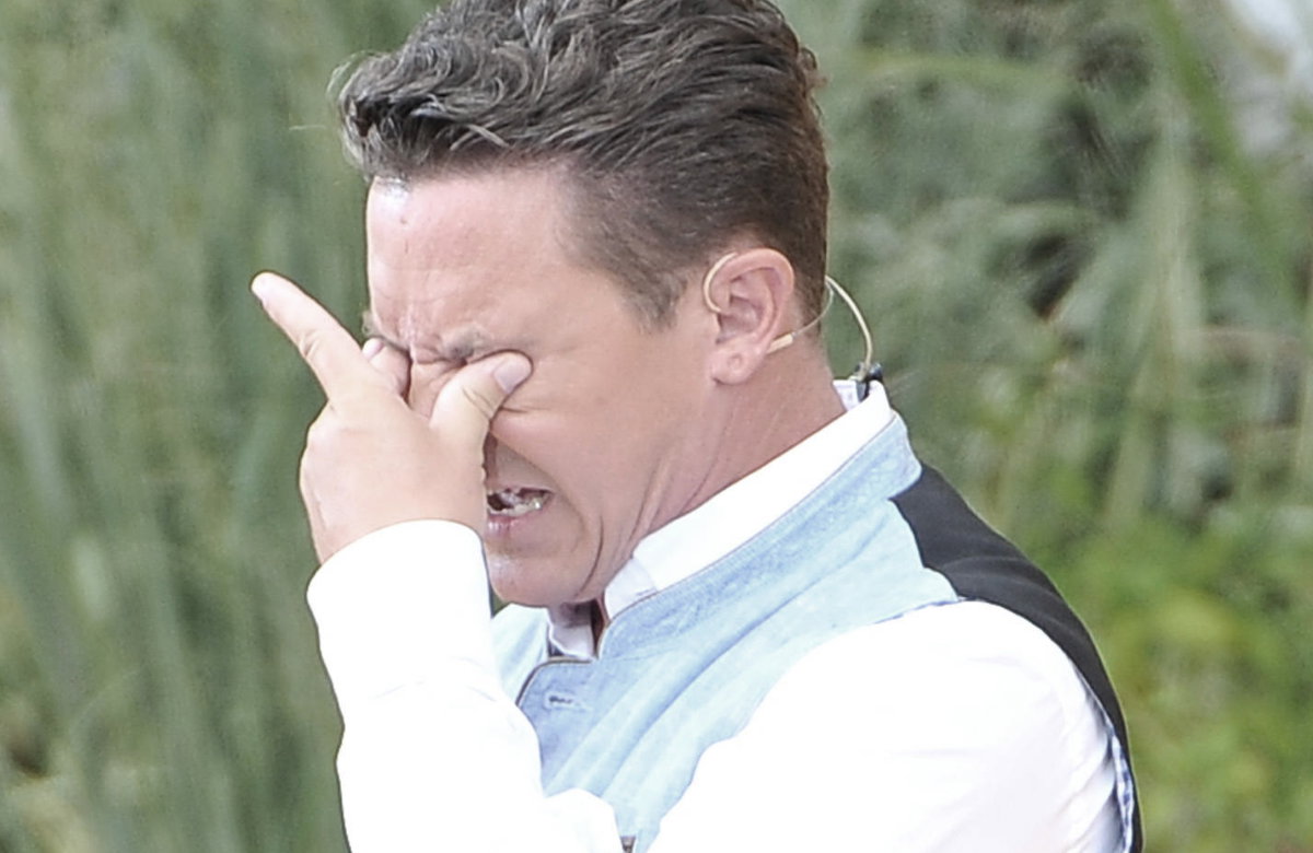 Stefan Mross wischt sich bei "Immer wieder sonntags" die Tränen aus dem Gesicht