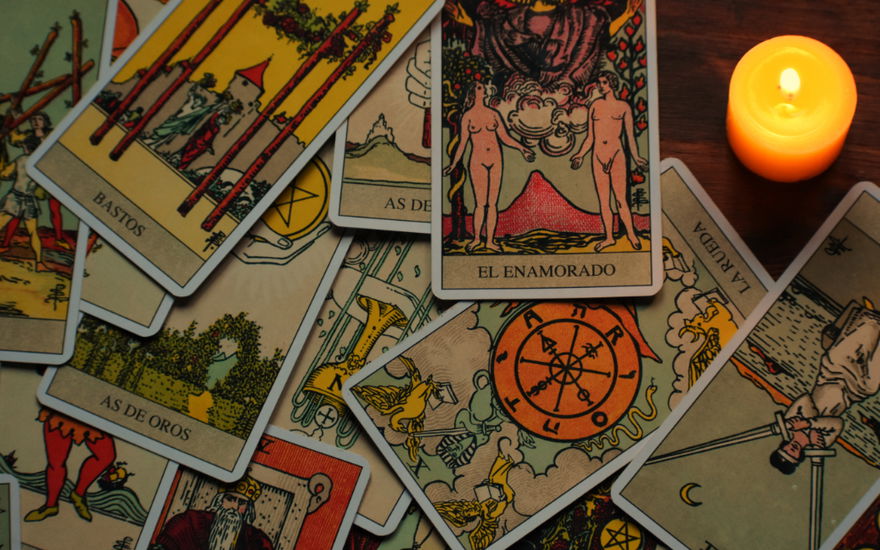 Tarot Karten mit Kerze