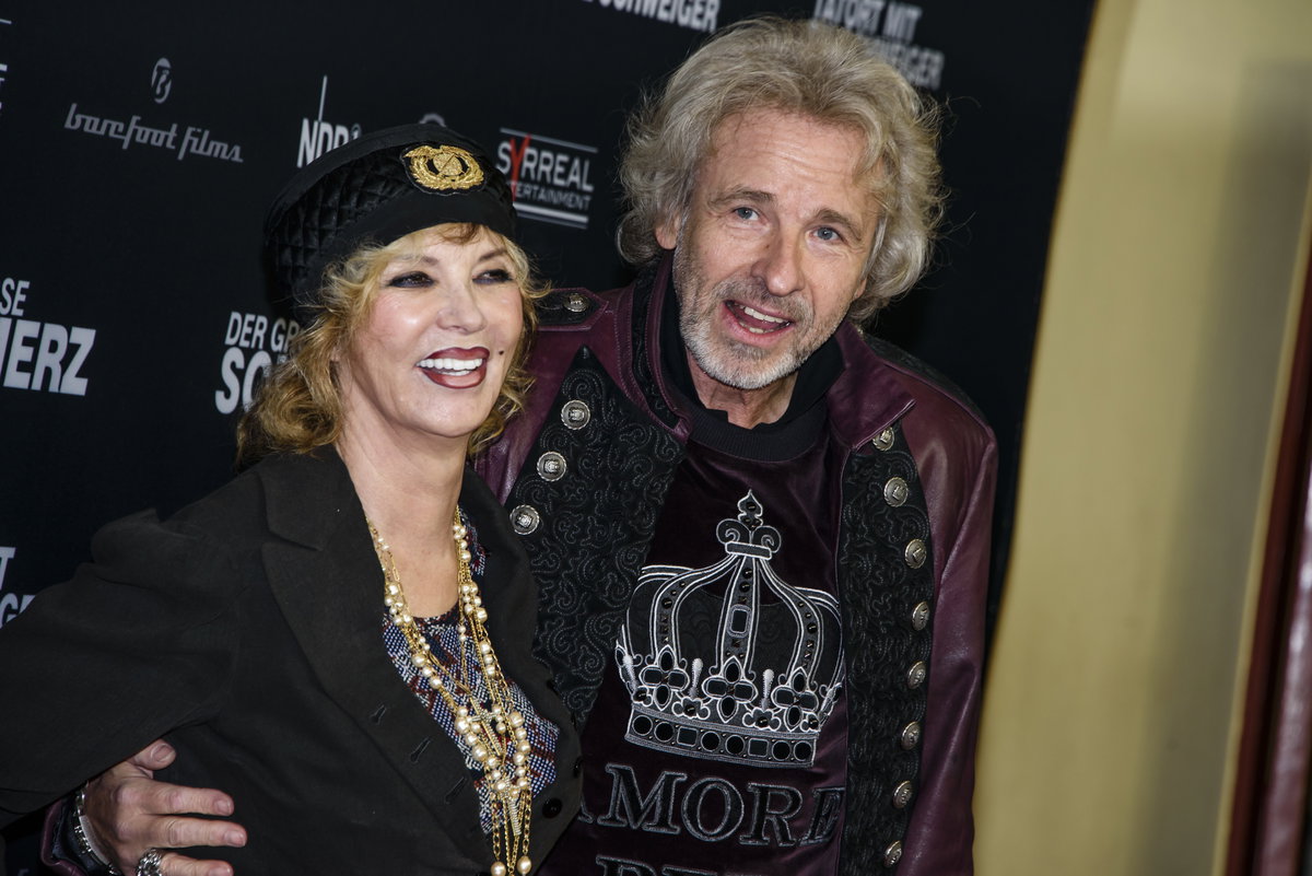 Thomas Gottschalk steht Arm in Arm mit Ex-Frau Thea Hauer