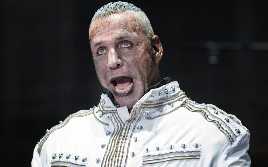 Till Lindemann reißt Mund auf