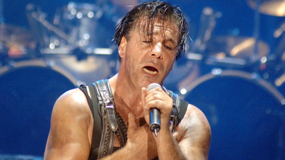 Till Lindemann singt mit geschlossenen Augen