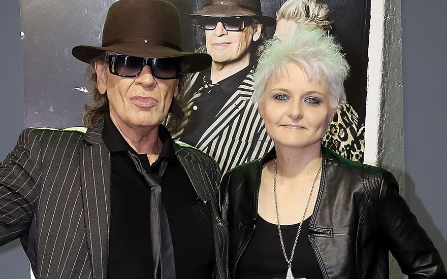 Udo Lindenberg und Tine Acke posieren auf dem Red Carpet