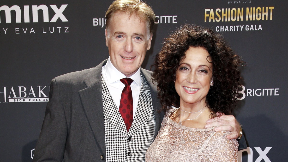 Barbara Wussow und Albert Fortell posieren Arm in Arm