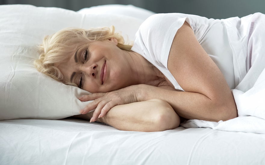 Frau benutzt Nachtcreme für reife Haut