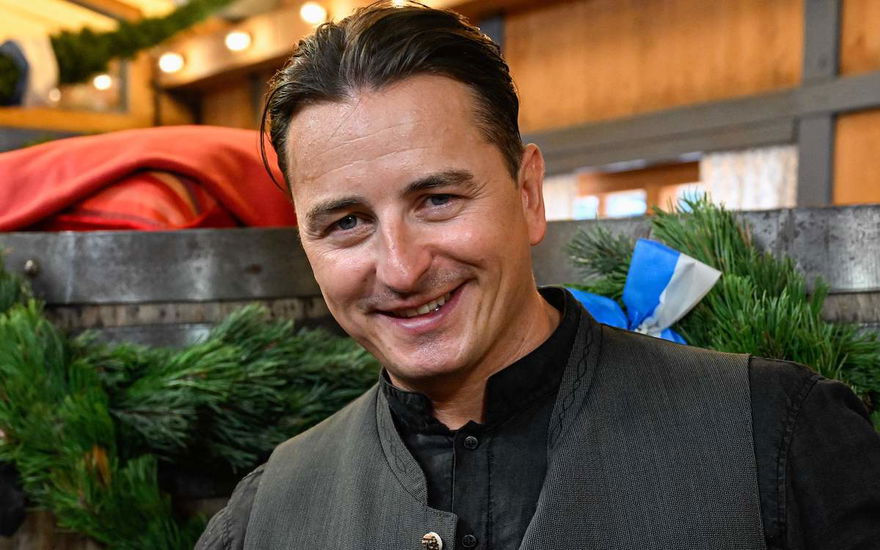 Andreas Gabalier lächelt in die Kamera