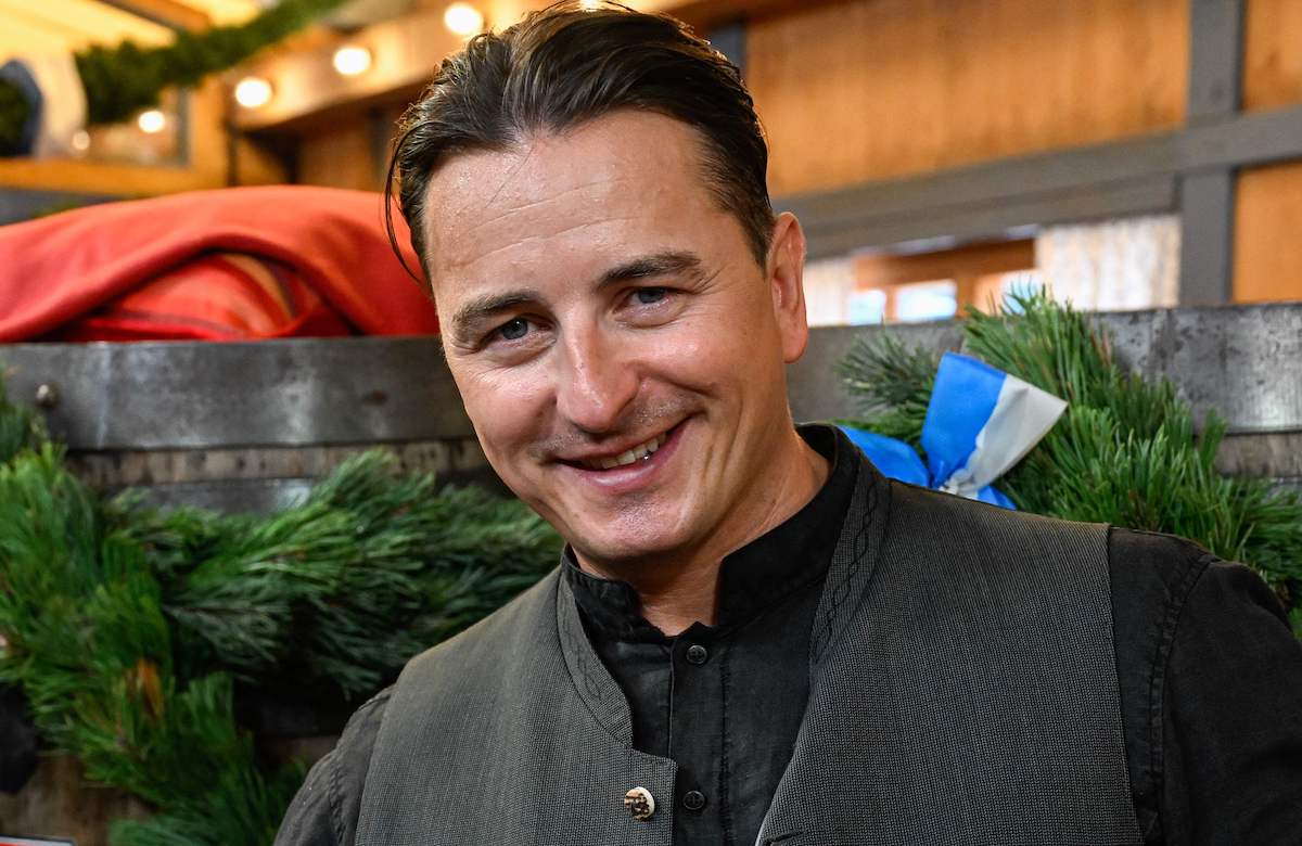 Andreas Gabalier lächelt in die Kamera