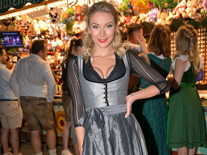 Anna-Carina Woitschack begeistert in Dirndl: "DIE Attraktion vom Oktoberfest"