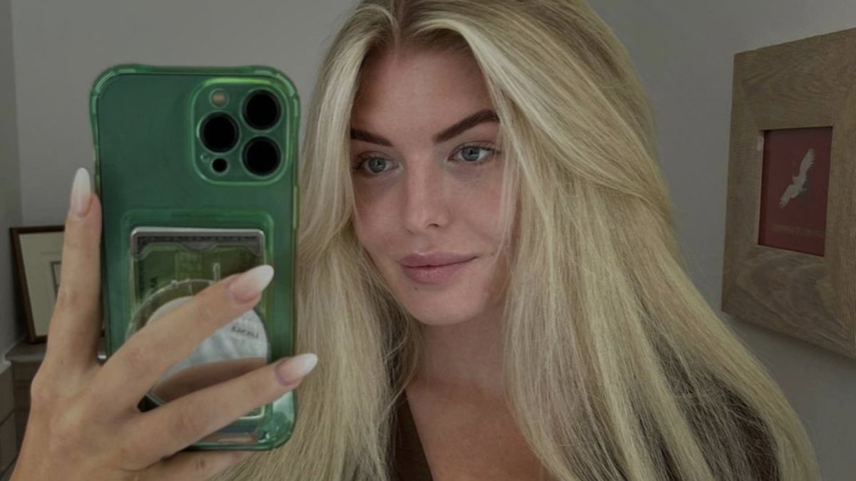 Antonia Hemmer ungeschminkt mit Handy in der Hand