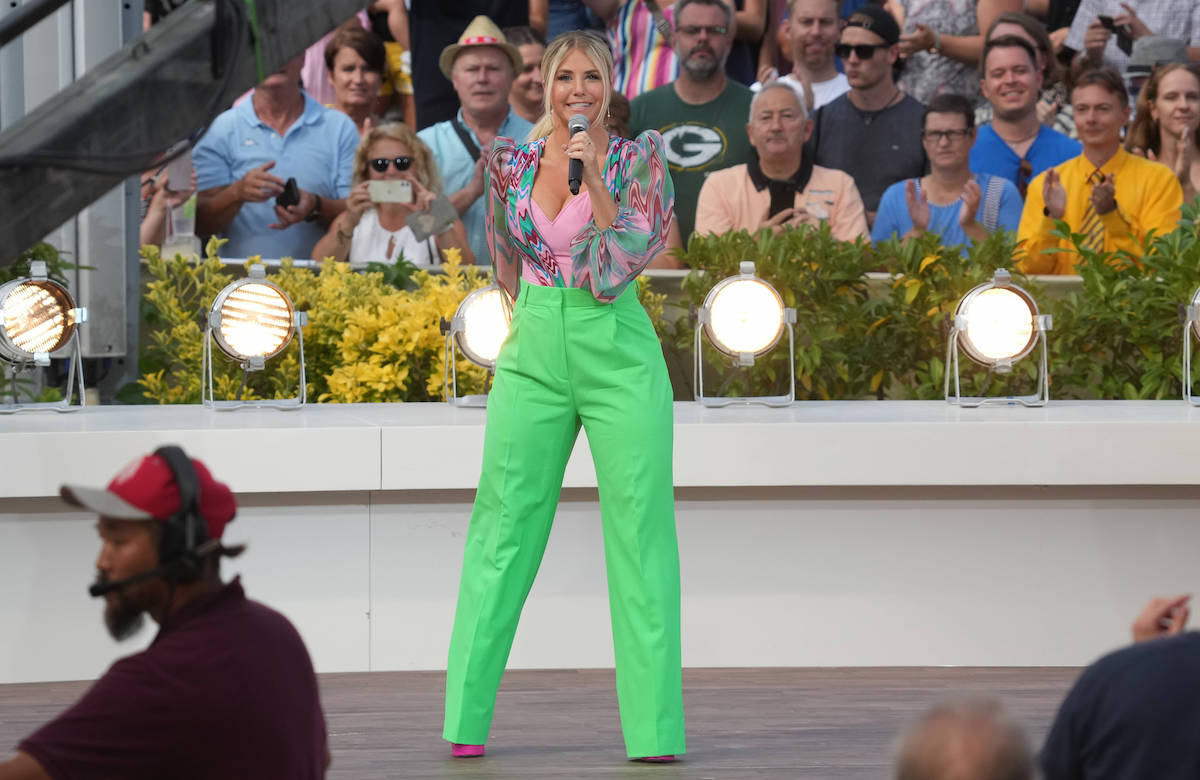 Beatrice Egli in grüner Hose bei "ZDF-Fernsehgarten"