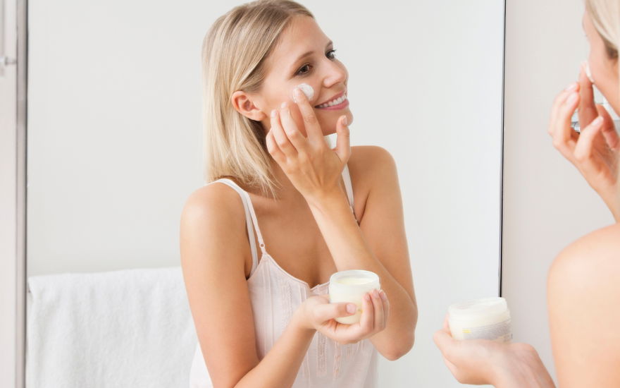 Frau benutzt Anti-Aging-Creme mit Retinol