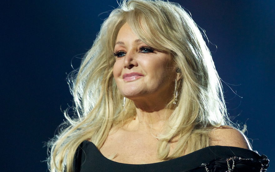 Bonnie Tyler vor blauen Hintergrund