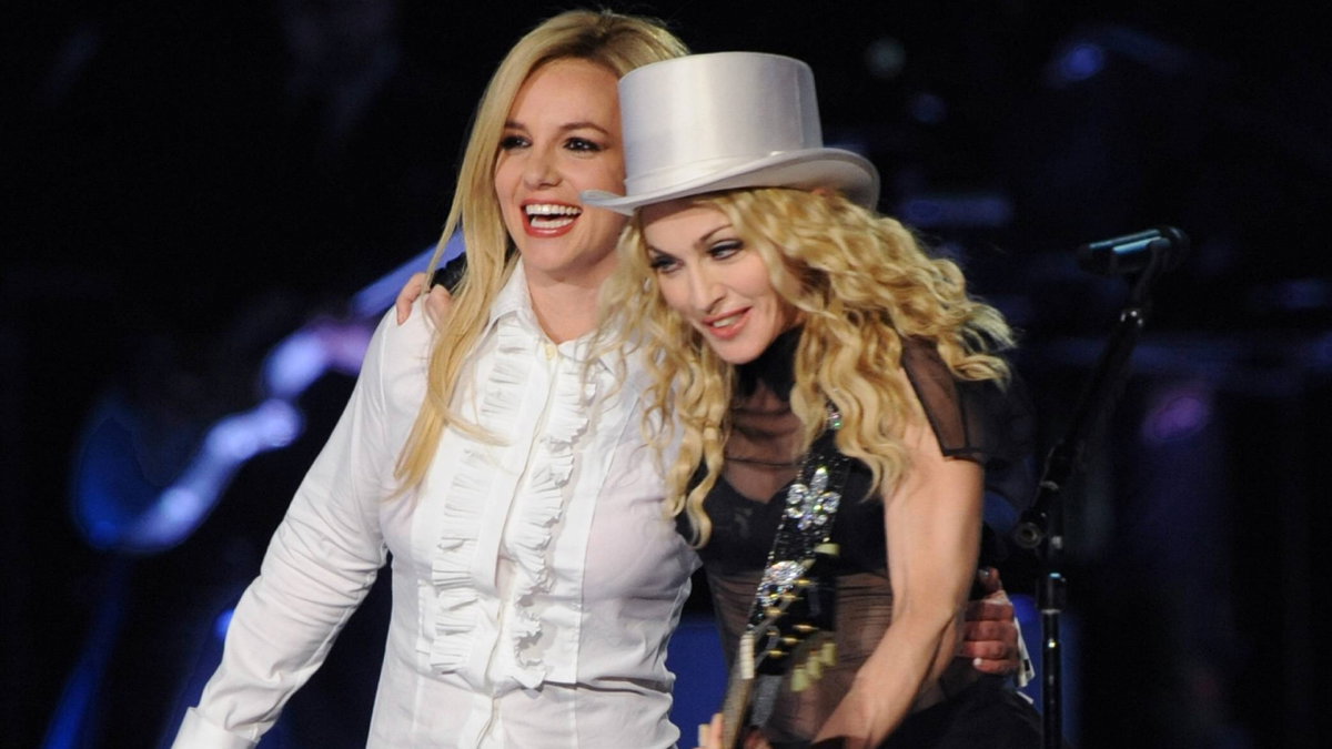 Britney Spears und Madonna stehen zusammen auf der Bühne