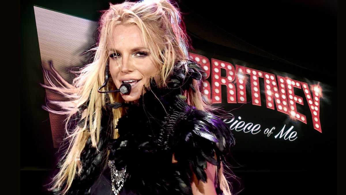 Britney Spears performt, im Hintergrund das Logo ihrer Las-Vegas-Show "Piece of Me"