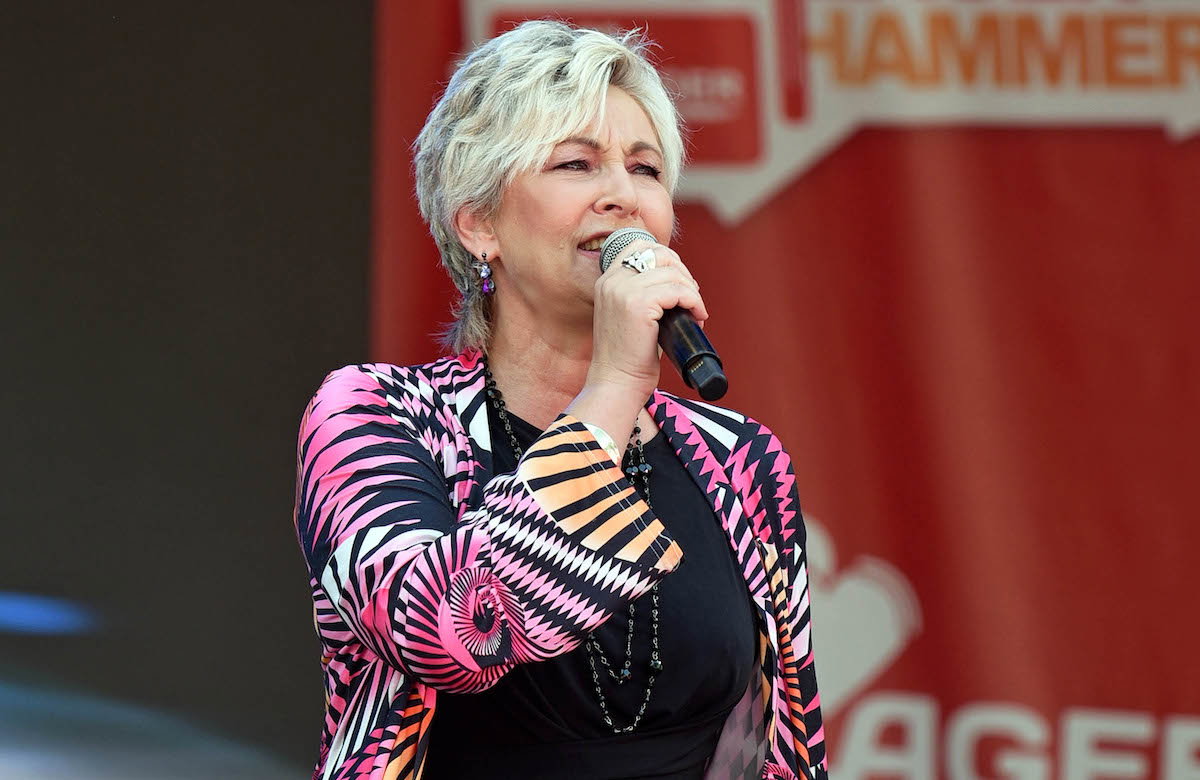 Claudia Jung singt ins Mikrofon