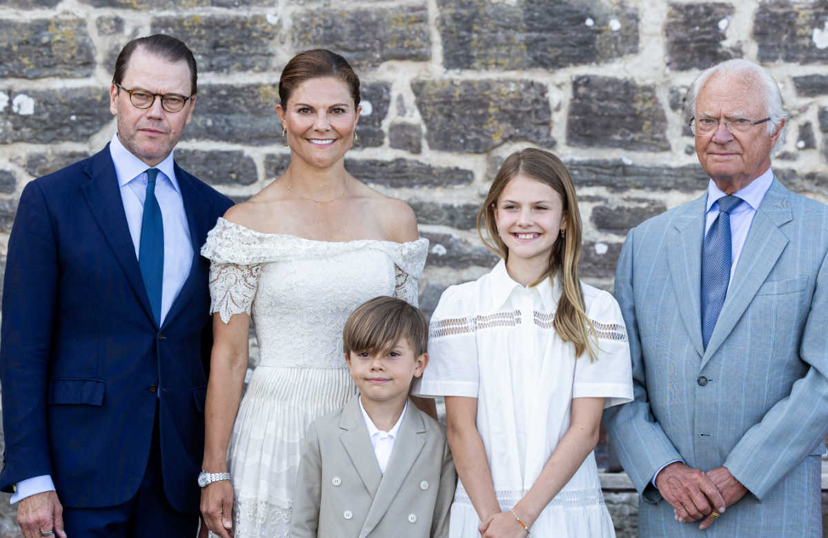 Prinz Daniel, Kronprinzessin Victoria, Prinz Oscar, Prinzessin Estelle und König Carö Gustaf vor einer Mauer