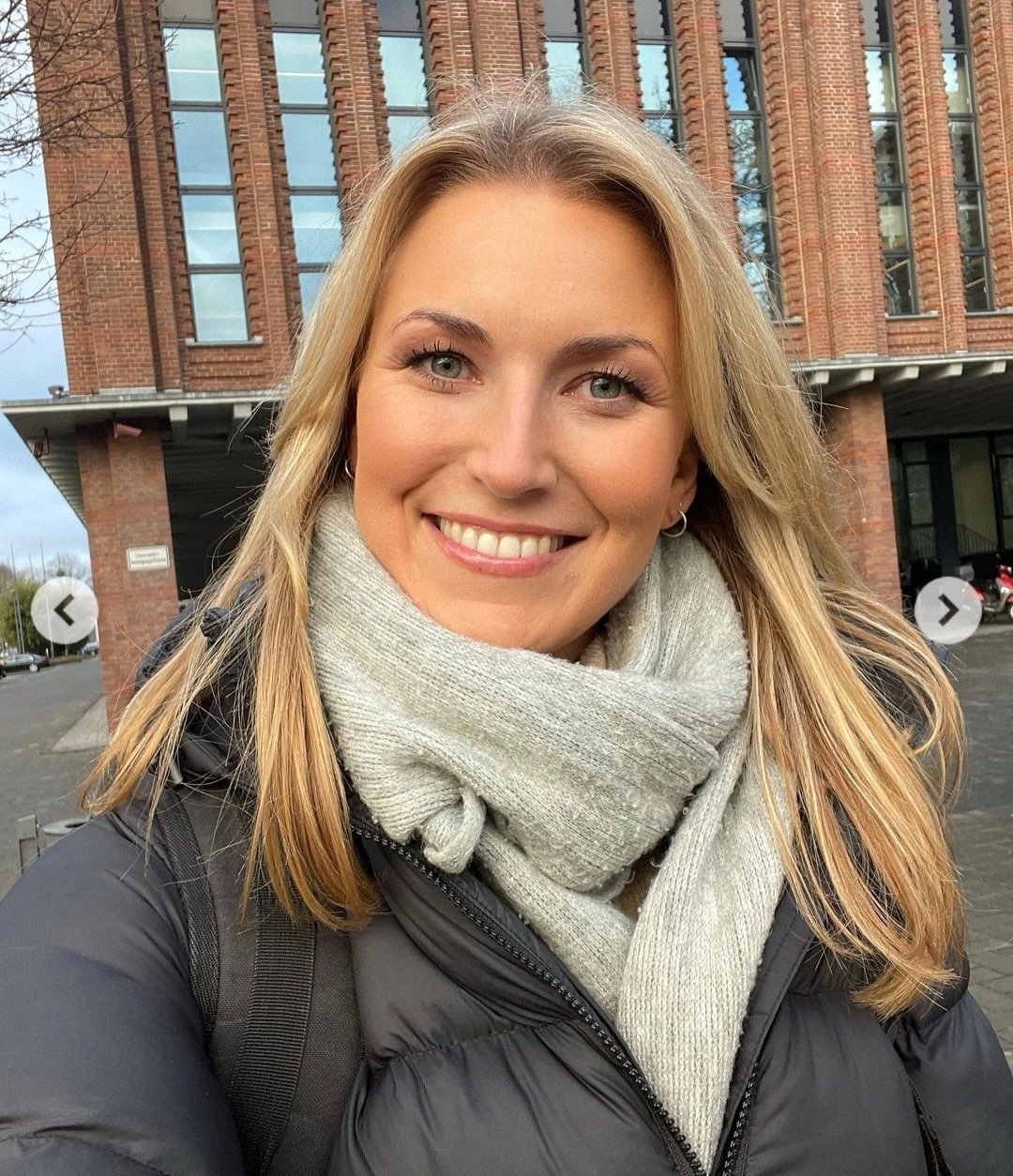 Daniela Will lächelt für Selfie.