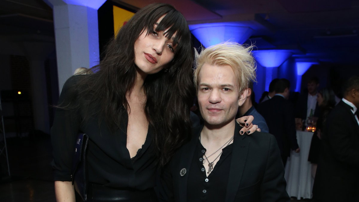 Ariana Cooper und Deryck Whibley posieren Arm in Arm