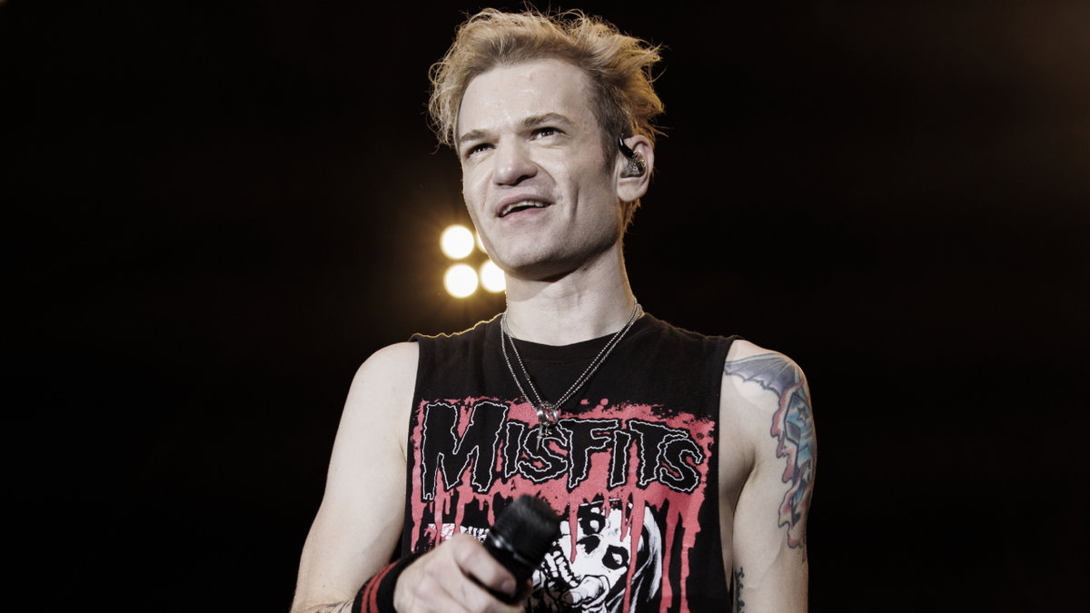 Deryck Whibley steht auf der Bühne und sieht in die Zuschauermenge