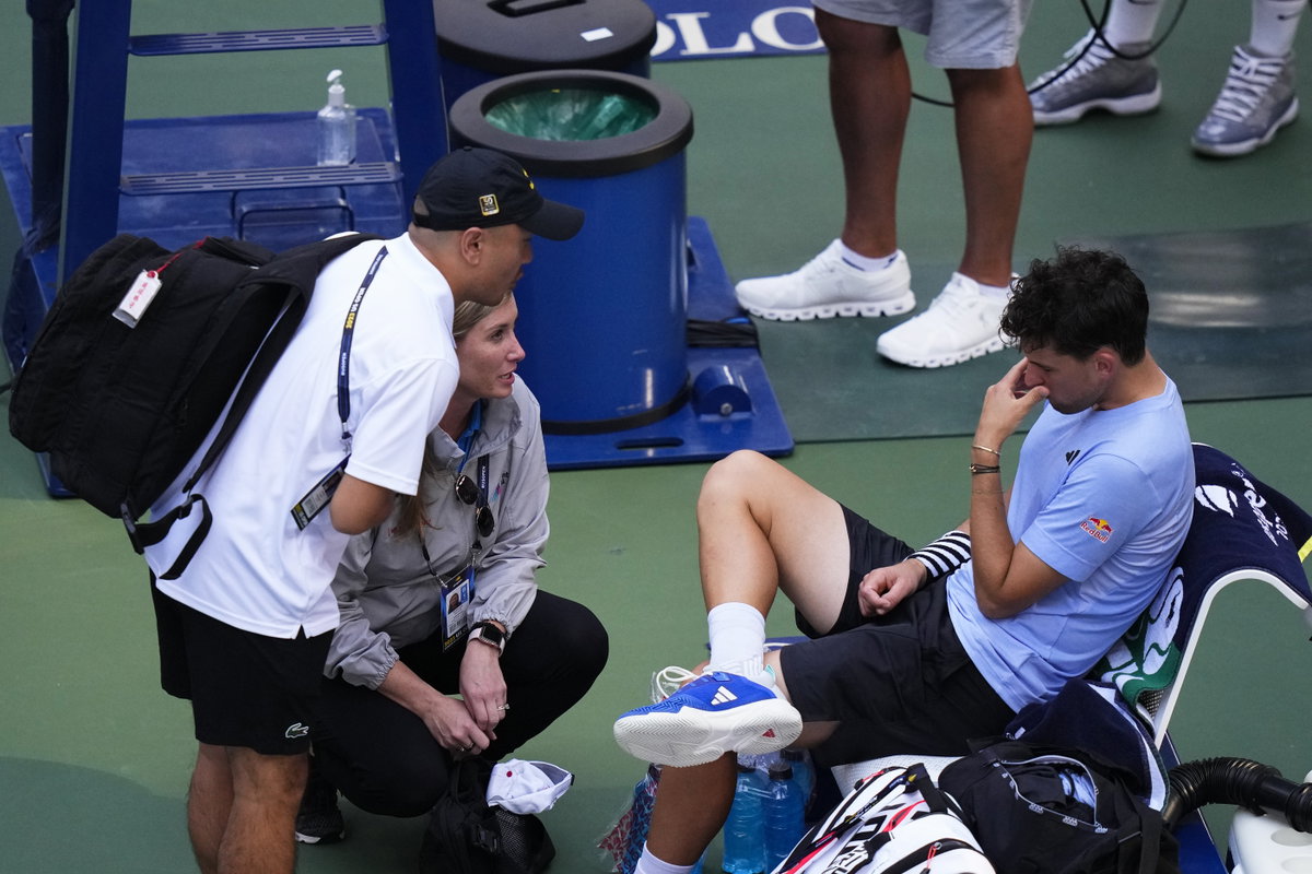 Dominic Thiem mit Hand am Kopf auf dem Tennisplatz