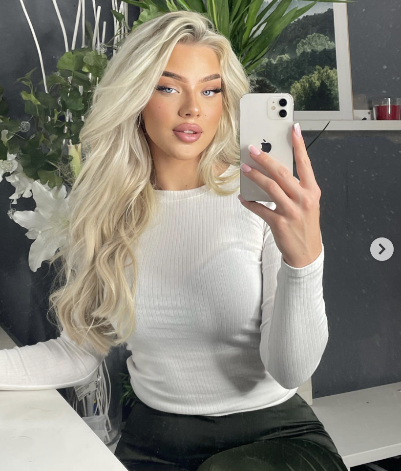 Elaine Victoria macht ein Selfie vorm Spiegel.