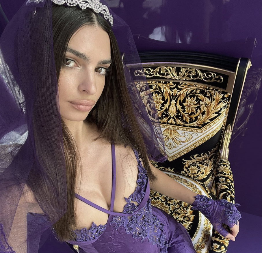 Emily Ratajkowski in lilafarbenen Dessous