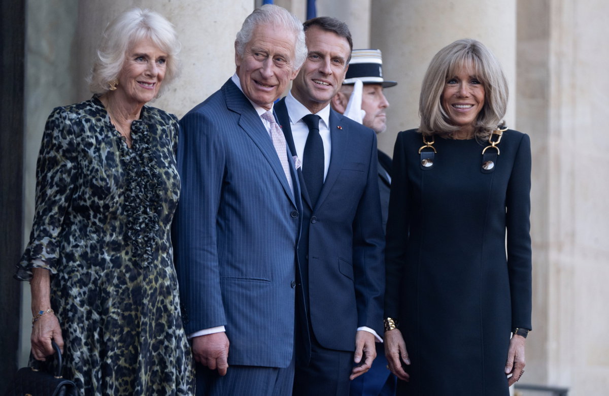 Königin Camilla, König Charles, Emmanuel Macron und Brigitte Macron stehen nebeneinander.
