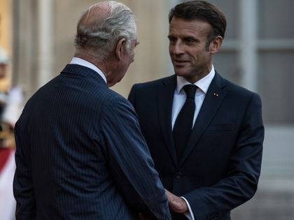 König Charles III. & Emmanuel Macron: Unangenehme Berührungen