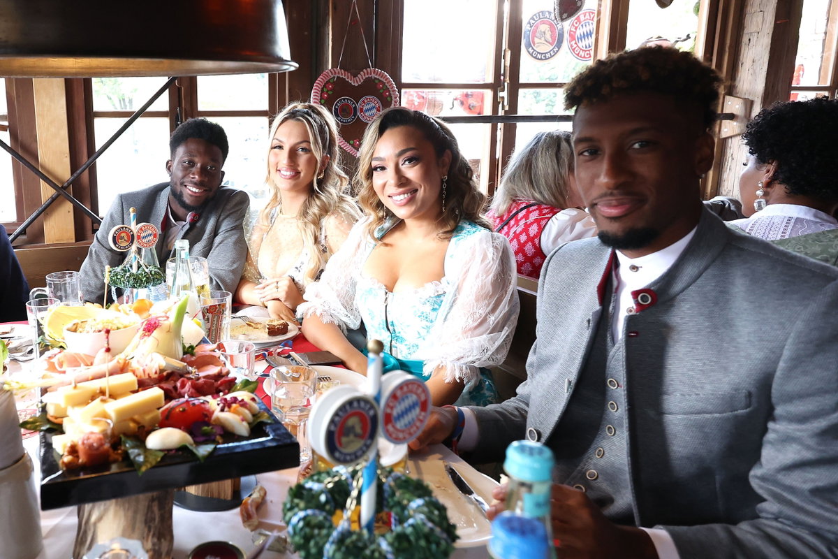 Die FC-Bayern-Stars Alphonso Davies und Kingsley Coman mit ihren Freundinnen auf dem Oktoberfest 2023