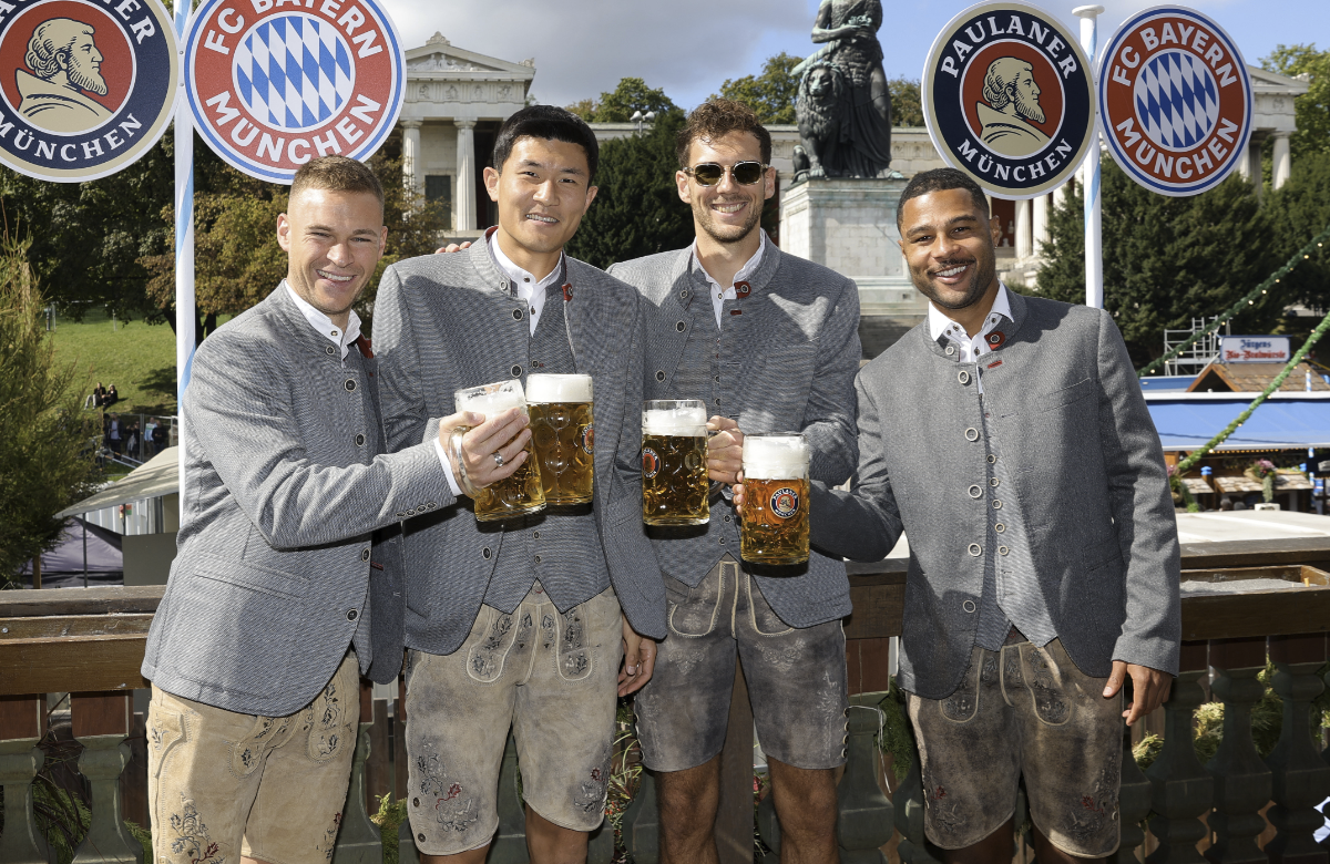 Joshua Kimmich, Min Jae Kim, Leon Goretzka und Serge Gnabry (v.l.) beim Münchener Oktoberfest 2023