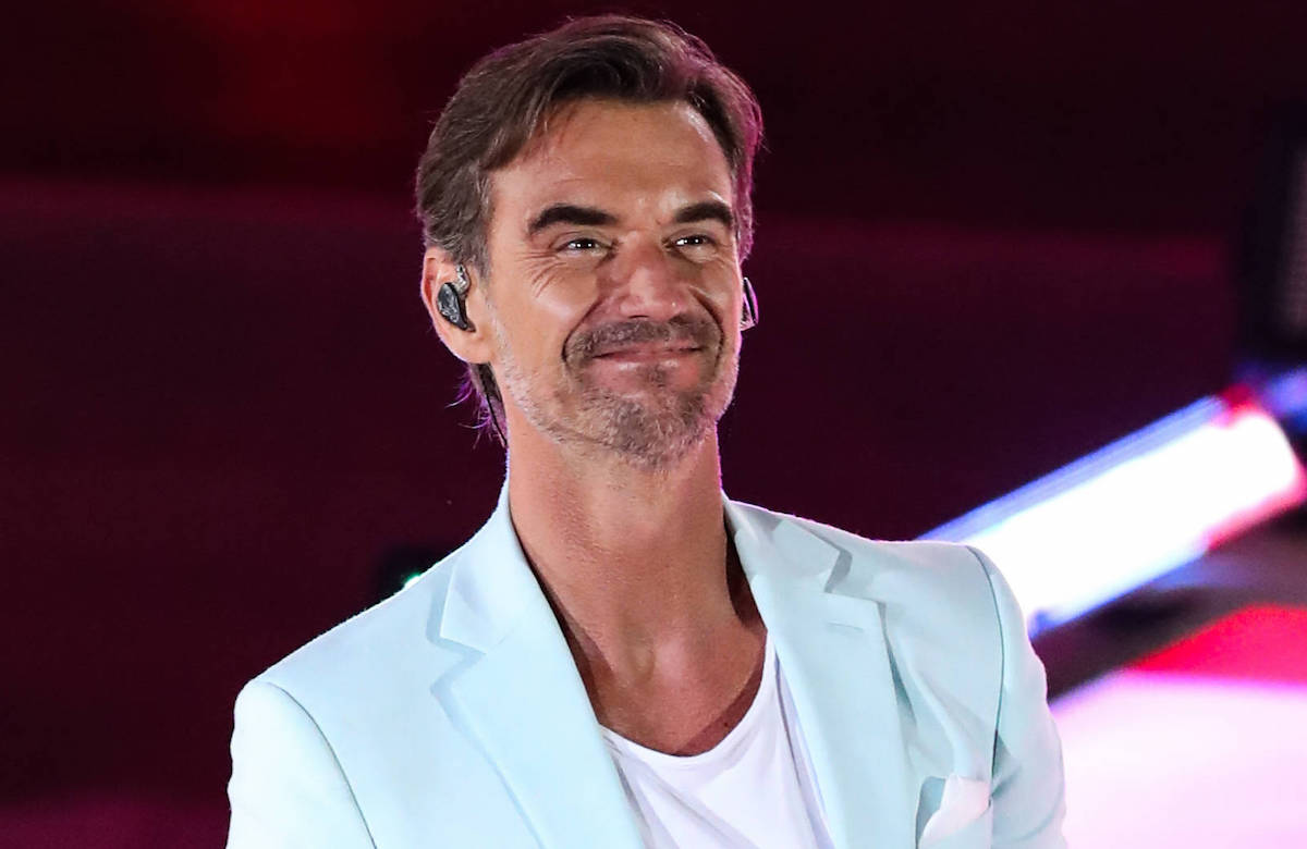 Florian Silbereisen grinst schräg nach oben