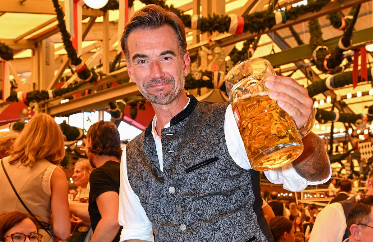 Florian Silbereisen beim Oktoberfest mit Bier in der Hand