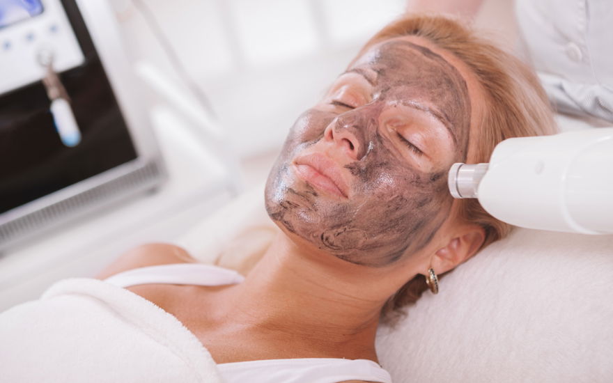 Frau setzt auf neue ANti-Aging-Methode