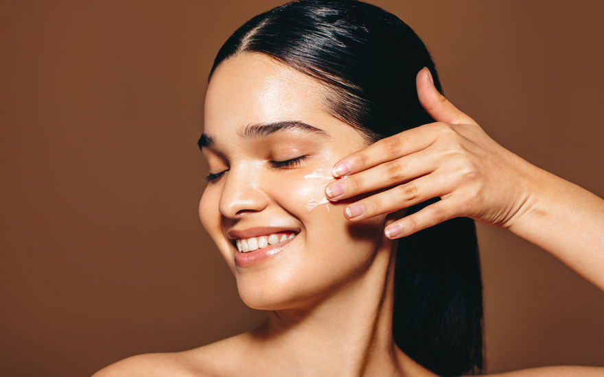 Frau setzt auf Anti-Aging-Serum