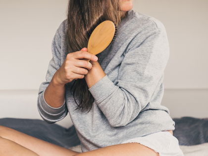 Haarpflege: Diese Bürste pflegt mit Biotin und Keratin