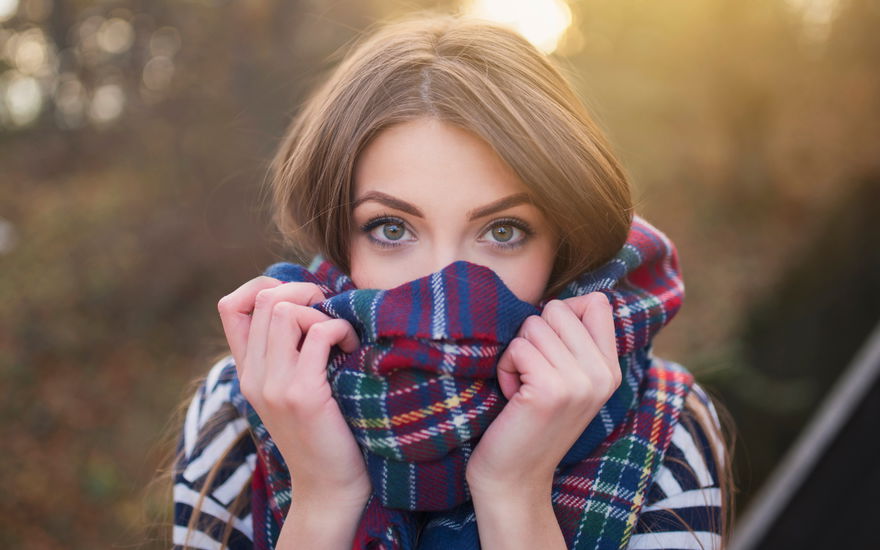 Frau mit wasserfester Mascara im Herbst