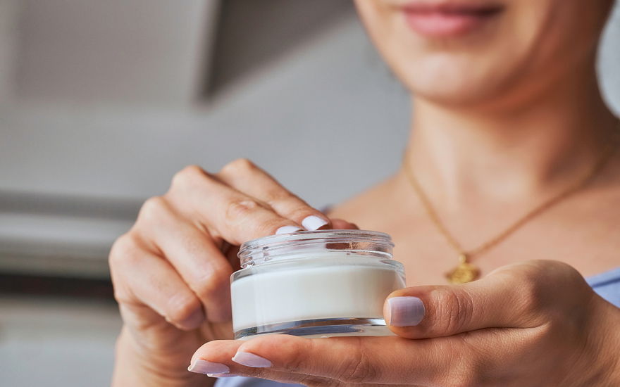 Frau mit Retinol-Creme