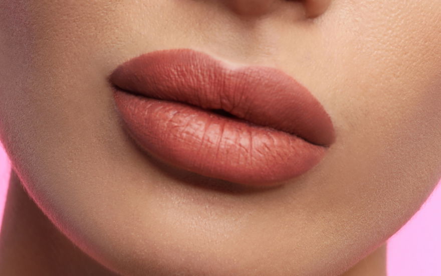 Frau mit nude Lippenstift