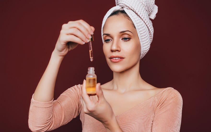 Frau mit Anti-Aging-Öl