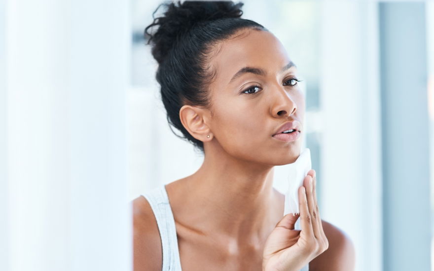 frau verwendet BHA Peeling