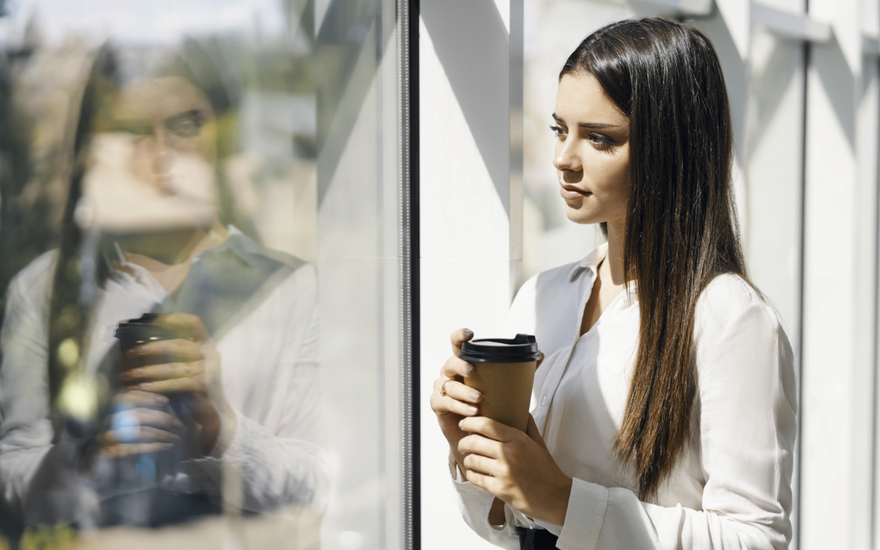 Frau am Arbeitsplatz, nachdenklich