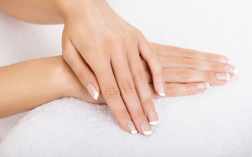 Frau setzt auf Nail Cycling